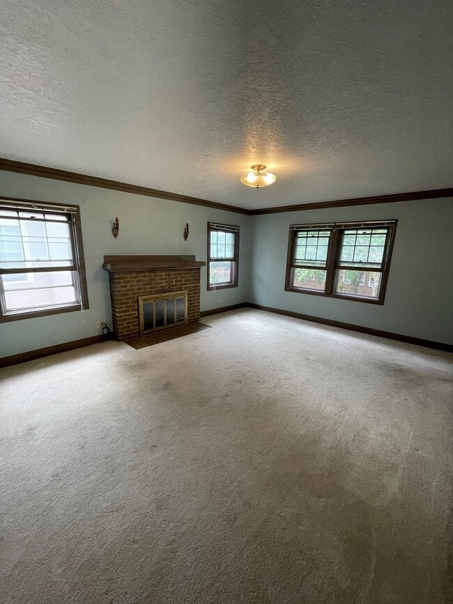 14 x 18 Living Room with working wood fireplace! - 1223 NE Schuyler St Unit 3