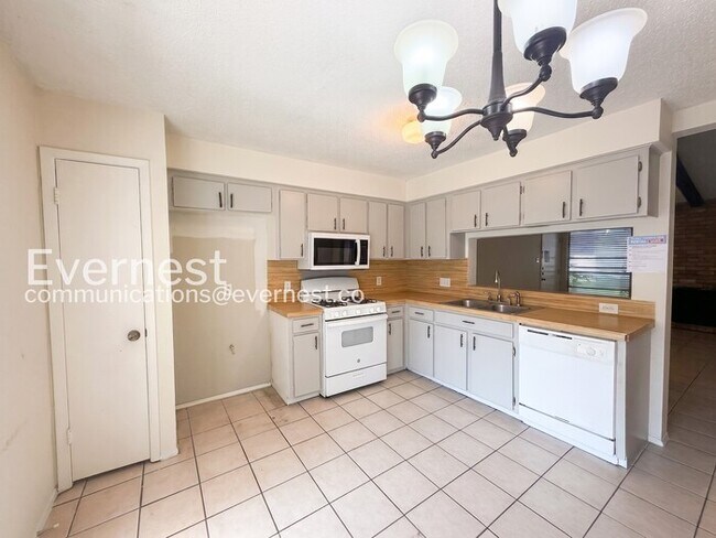 Photo - 204 W William Cannon Dr