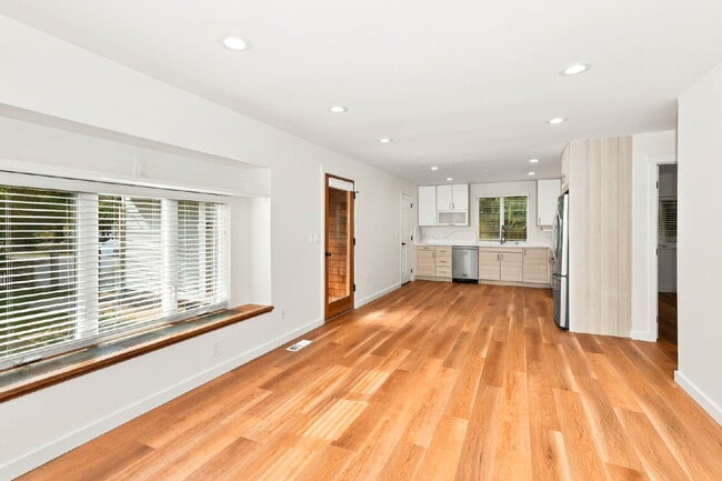 **FULLY REMODELED SAMMAMISH HOME WITH HUGE FENCED YARD!** AVAILABLE NOW FOR RENT!!!