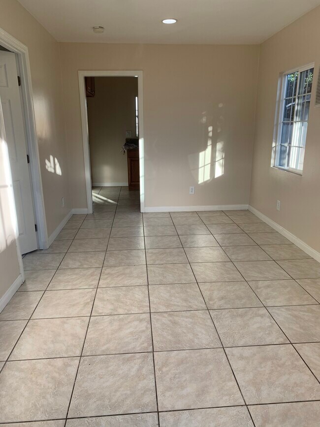 Living room - 6500 Templeton St Unidad 2