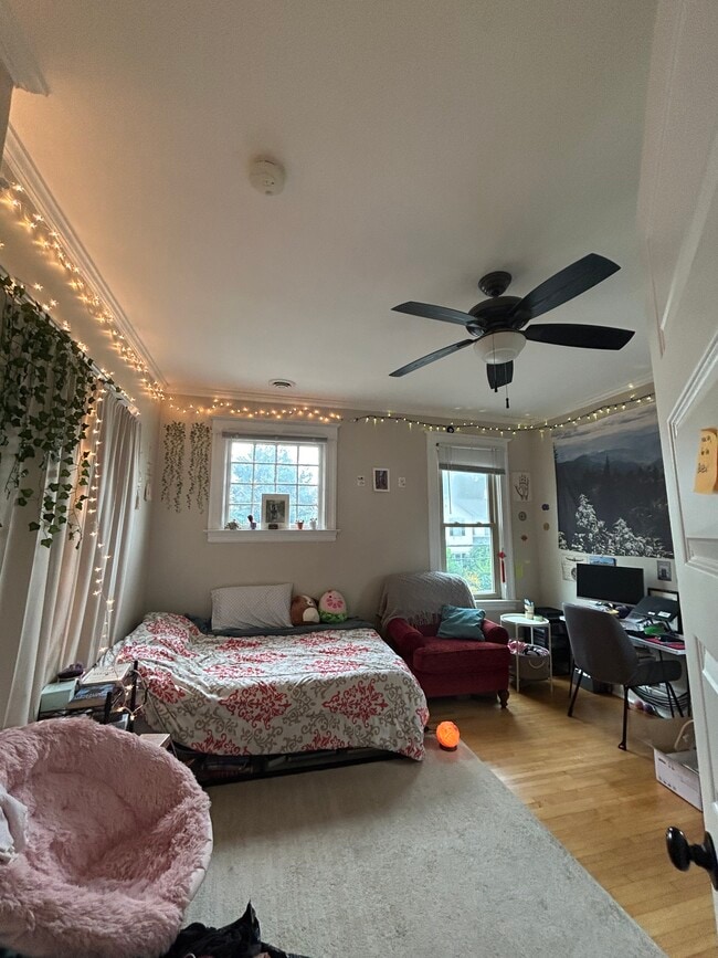Photo - 214 8th Ave NE