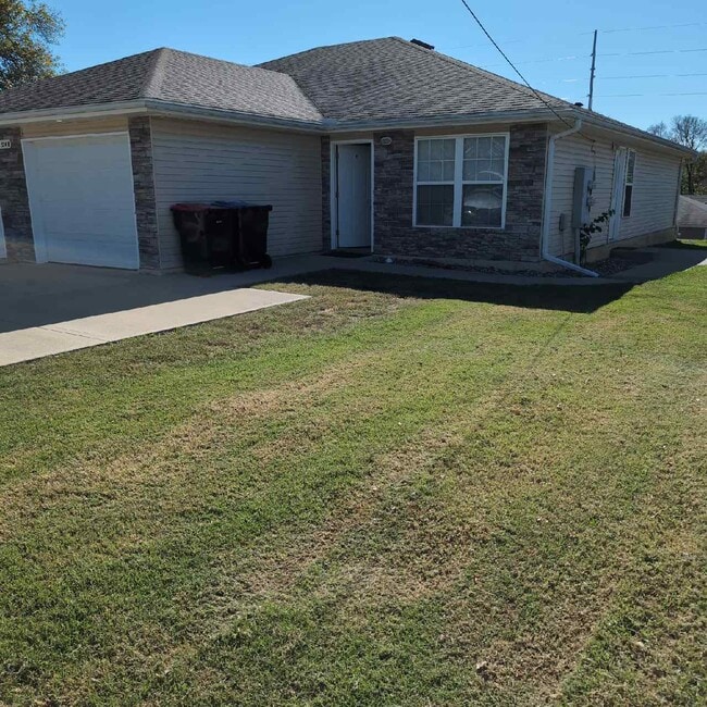 Building Photo - 524 W Gay St