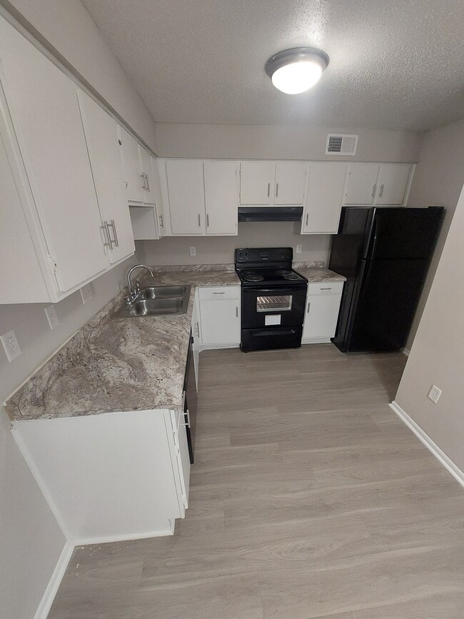Kitchen - Cedar Creek Apartments
