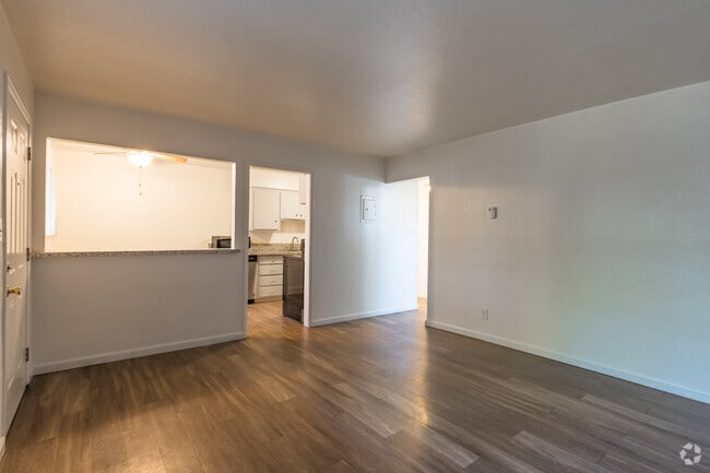 1BR, 1BA - 580SF - Living Room