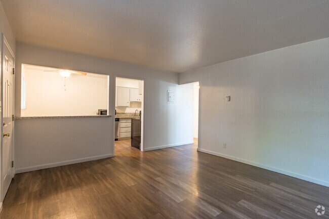 1BR, 1BA - 710SF - Living Room - River Bend Park
