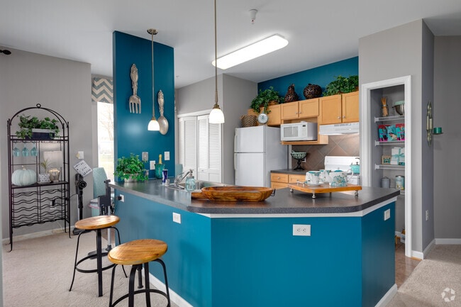 2BR, 2BA - 925SF