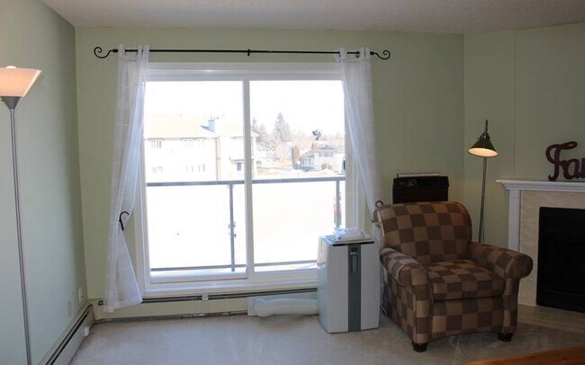 Photo - 833 Wollaston Crescent