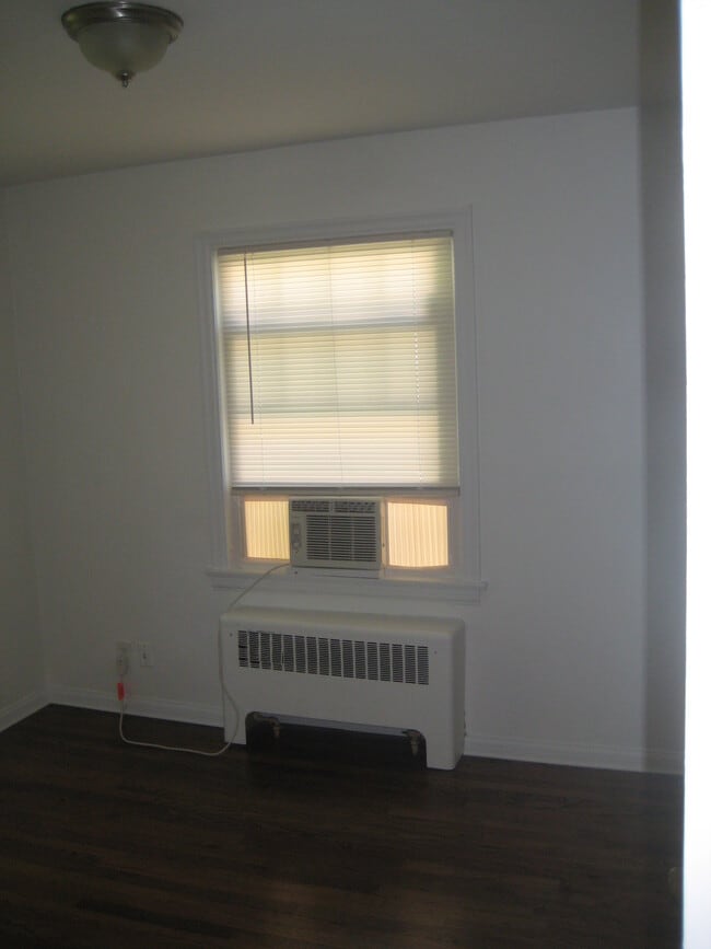 Dormitorio 2 foto 1 - 5711 Whitney Ave Unidad 3