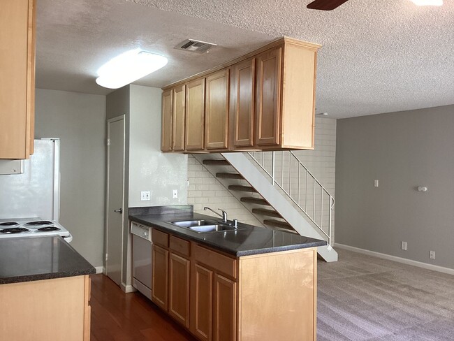 460 W Alamos Ave