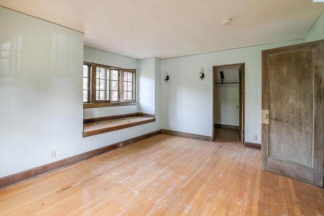 Photo - 975 NE B St