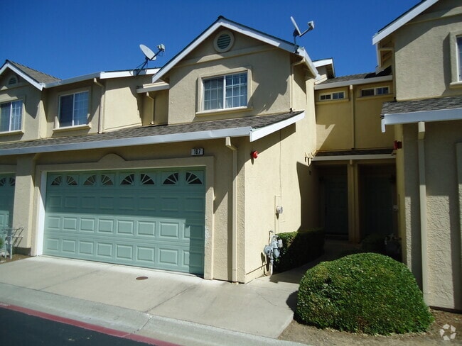 Building Photo - Southbridge Townhome