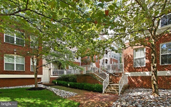 Building Photo - 5108 Donovan Dr Unit 404