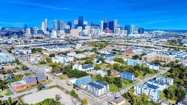 Photo - 2524 Live Oak St