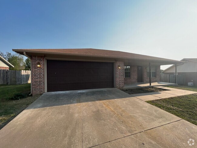 Building Photo - 3 bed 2 Bath House, 2 Car Garage, Large Ut...