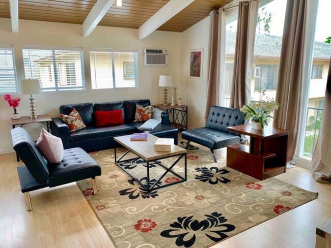 Sala de estar con techos abovedados - 1153 N Ogden Dr Unidad Ogden Duplex Upstairs