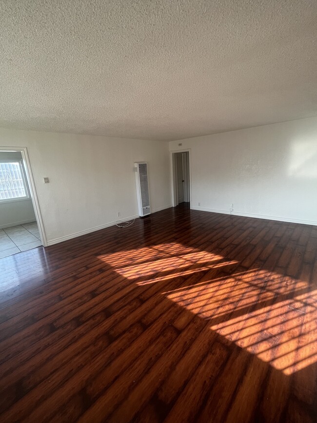 Living Room - 1041 W Reeve St Apartments Unit 3