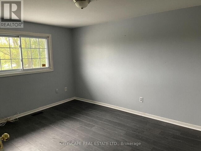 Photo - 594 Bunting Rd