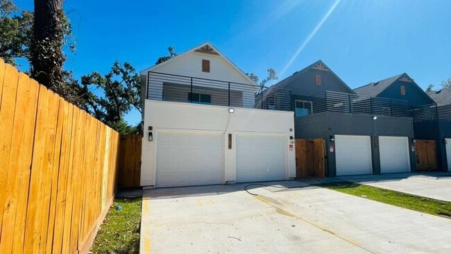 Photo - 9328 Firnat St