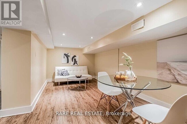 Photo - 1993 Dufferin St