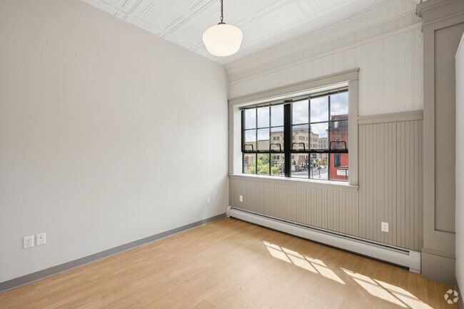 1BR, 1BA - 742SF - Bedroom