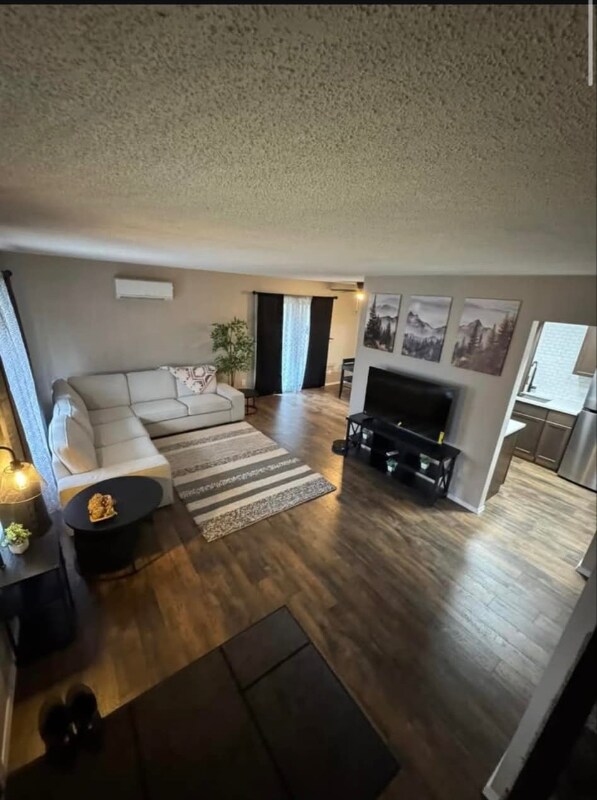 Photo - 308 W 6th St Unidad 1