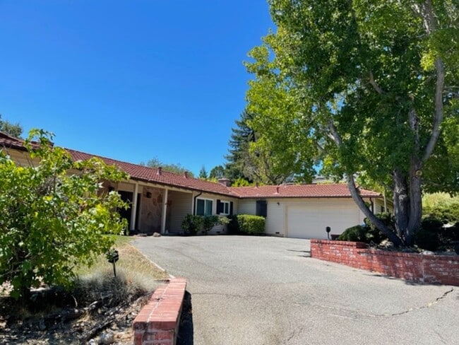 Building Photo - Wonderful single level home in Orinda-available for move-in now!