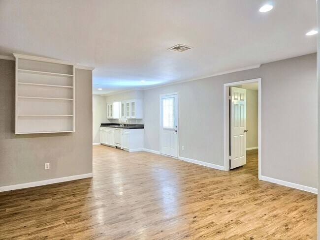 Photo - 5922 Densmore Dr