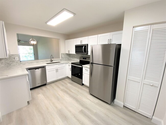 Photo - ** NEWCASTLE AT BERKSHIRE LAKES ** 2 BED / 2 BATH CONDO - GREAT LOCATION! - ANNUAL RENTAL