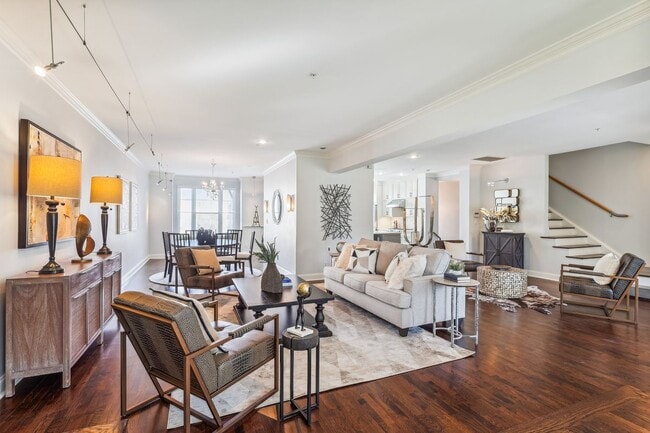 Photo - 337 W 7th St