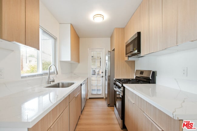 Photo - 8440 Willoughby Ave Unidad 3