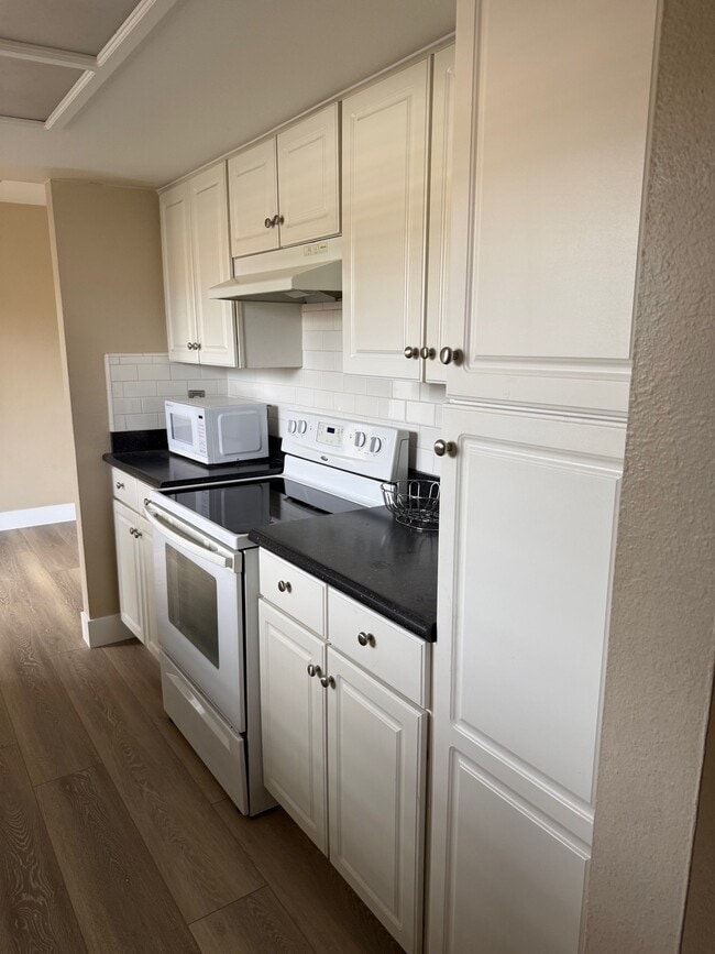 Kitchen with all amenities - 1250 E Shaw Ave Unit 142