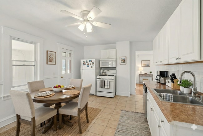 Building Photo - 1714 Castle Ave Unit Upper