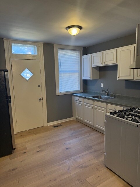 Photo - 2418 Baker St