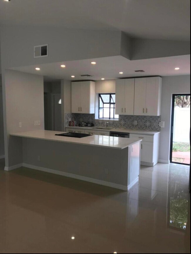 Photo - 560 NE 48th St