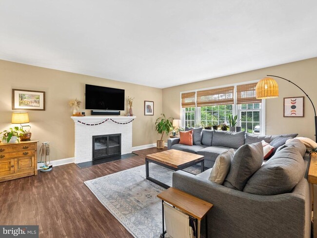 Photo - 5208 Lindsay St