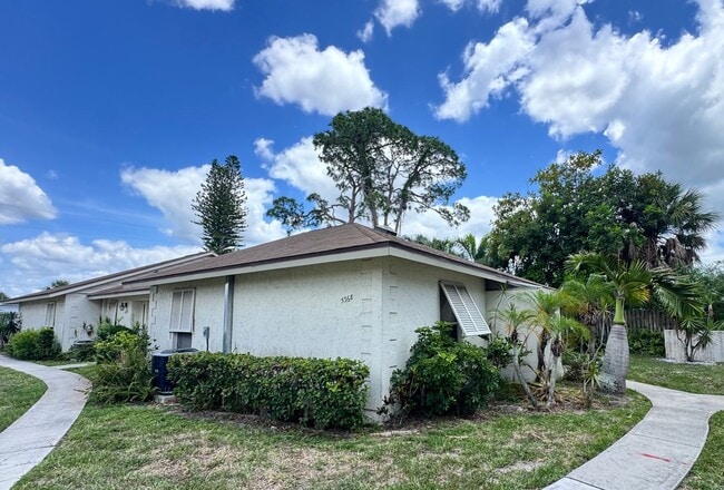 Photo - Annual unfurnished nicely renovated 2/2 villa near the Ringling Museum