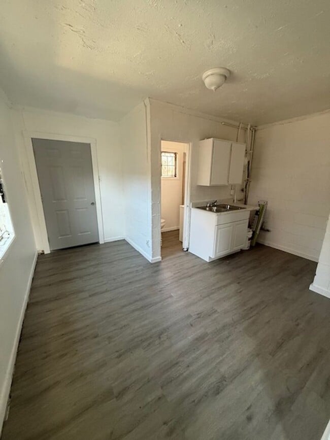 Photo - 975 Sparks St SW Unidad B