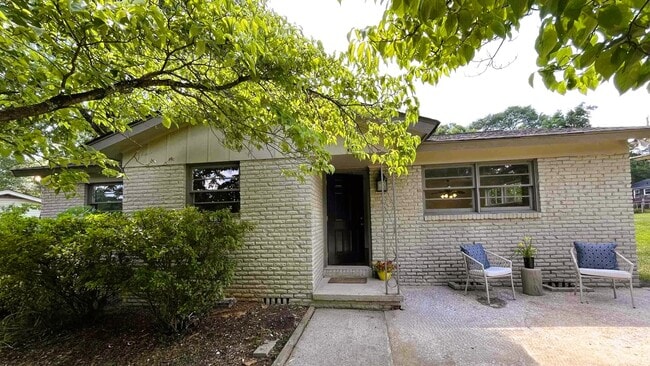 Photo - 204 Hillmoor Ln