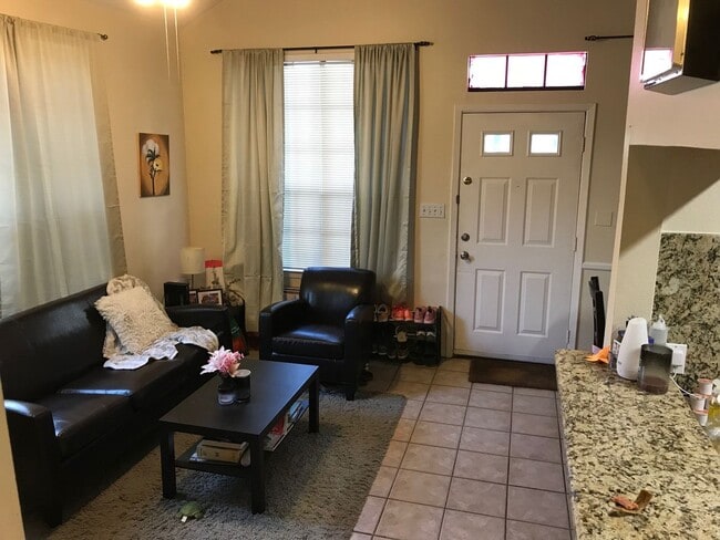 Building Photo - 2300 Leon St Unit 2300 Leon #202 Rental