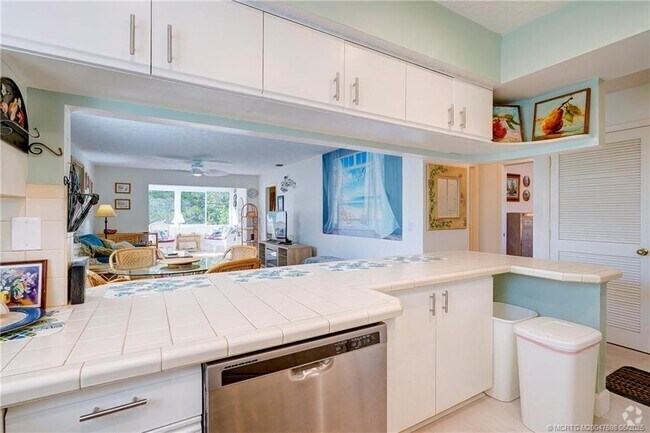 Building Photo - 2950 SE Ocean Blvd Unit 122-5 Rental