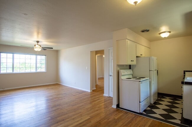 Building Photo - John's Landing 2Bdr in Garden Setting W Garage Ready Early September! Unit 17