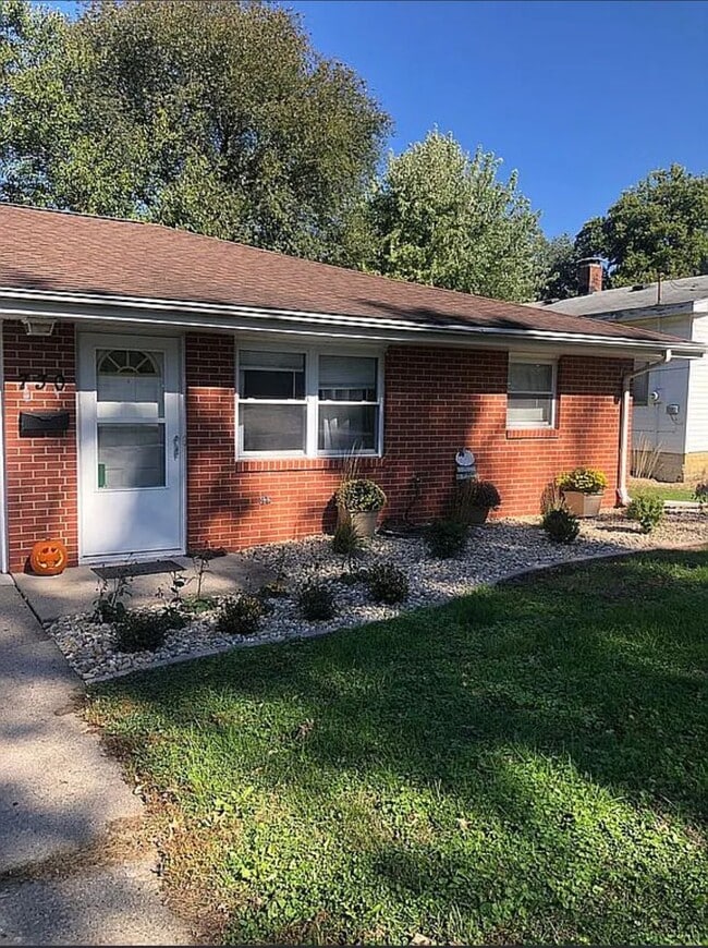 Building Photo - Charming 2 Bed, 1 Bath Home with Hardwood Floors