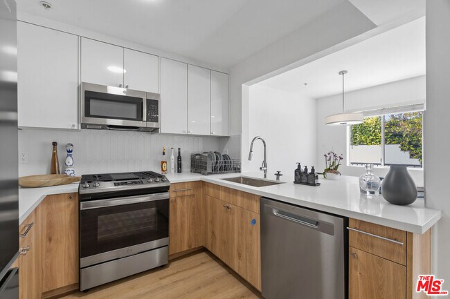 16100 Sunset Blvd Unit 105