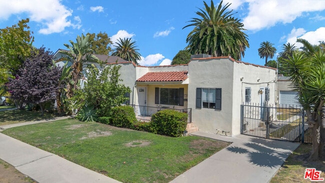 Photo - 736 N Poinsettia Pl