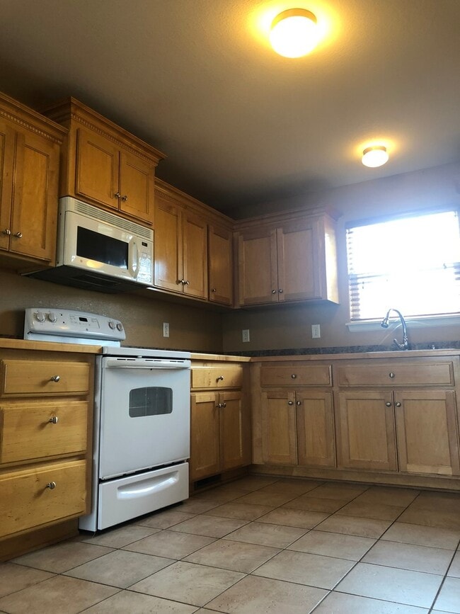 Photo - SPACIOUS SINGLE FAMILY IN GREAT LOCATION