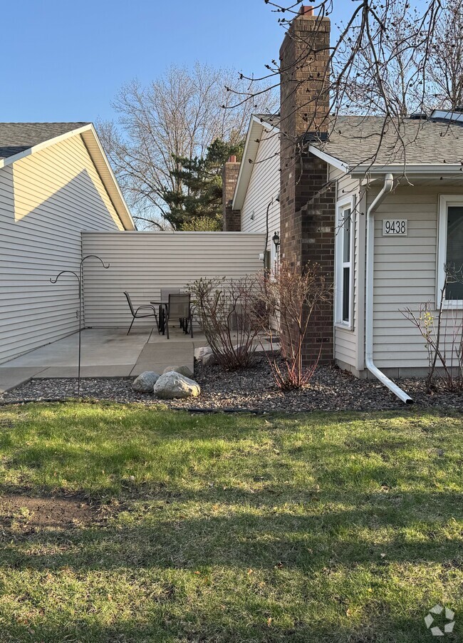 Building Photo - 9438 Ranchview Ln N Rental