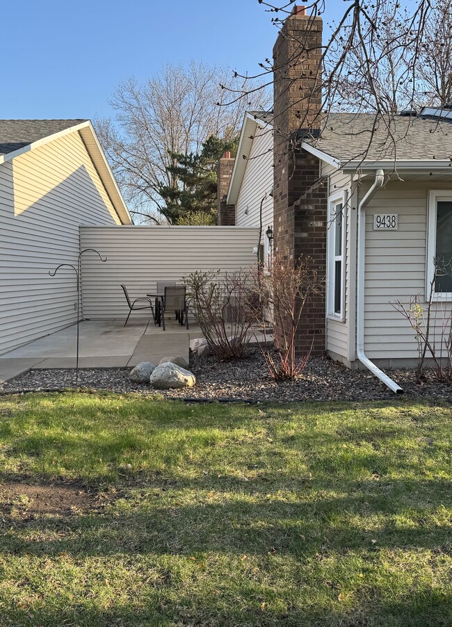 Building Photo - 9438 Ranchview Ln N Rental
