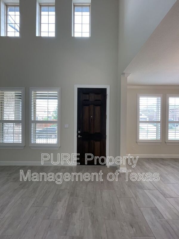 Photo - 716 Expedition Way