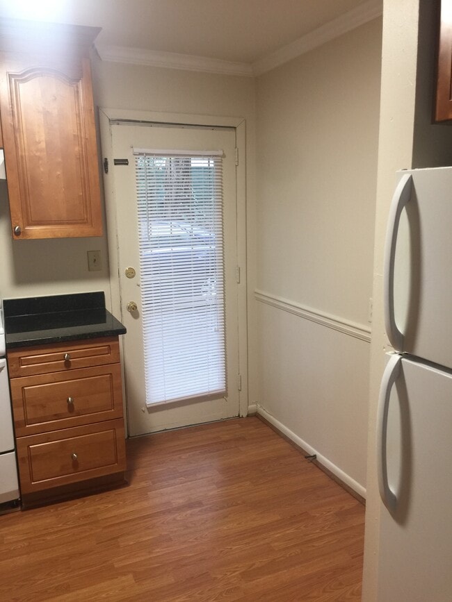 Building Photo - 860 Monroe Dr NE Unit 9