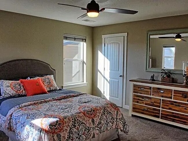 Photo - Outstanding Townhome W/ Large 3 Bed- 2.5 B...